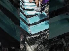 O processo de produção do agente de liberação para sola interna é fotografado em fábrica chinesa